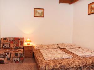 - une chambre avec deux lits, une lampe et une chaise dans l'établissement Apartment Janová by Interhome, à Janová