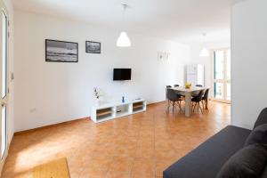ein Wohnzimmer mit einem Tisch und einem Esszimmer in der Unterkunft Eleganti villette a 500 metri dal mare in San Foca