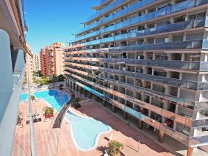 - une vue extérieure sur un bâtiment avec une piscine dans l'établissement Apartment Elegance-14 by Interhome, à La Cala de Finestra