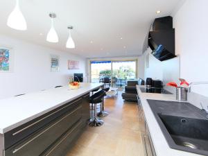 een keuken met een wastafel en een aanrecht bij Apartment Lerins by Interhome in Cannes