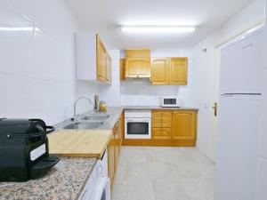 Kuchyň nebo kuchyňský kout v ubytování Apartamento con piscina en LLAFRANC