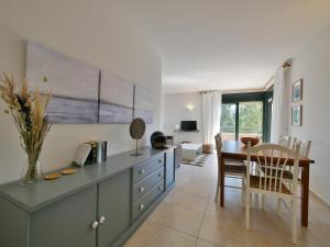 Posezení v ubytování Apartamento con piscina en LLAFRANC