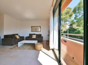 Posezení v ubytování Apartamento con piscina en LLAFRANC