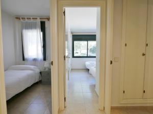 Postel nebo postele na pokoji v ubytování Apartamento con piscina en LLAFRANC