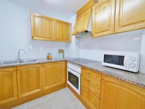 Kuchyň nebo kuchyňský kout v ubytování Apartamento con piscina en LLAFRANC