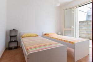 Ein Bett oder Betten in einem Zimmer der Unterkunft Eleganti villette a 500 metri dal mare