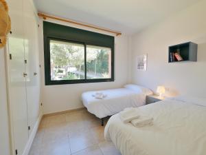Postel nebo postele na pokoji v ubytování Apartamento con piscina en LLAFRANC + 24 fotografií