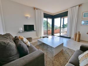 TV a/nebo společenská místnost v ubytování Apartamento con piscina en LLAFRANC