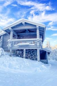ルカにあるHoliday Home Alte ruka ansa by Interhomeの雪の中のベンチ付きの建物