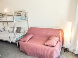 レ・メニュアールにあるStudio Brelin-14 by Interhomeのベッドルーム1室(ピンクのシーツが備わる二段ベッド1組付)