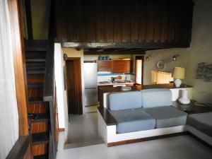 un soggiorno con divano e una cucina di Casa Costa Corallina Mare a Olbia