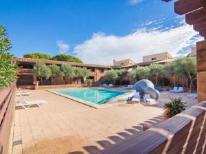 - une piscine avec toboggan dans la cour dans l'établissement Studio du Golf by Interhome, à Saint Cyprien Plage