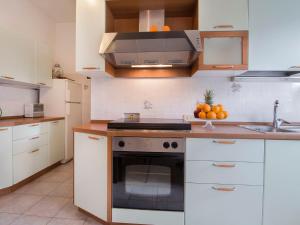 Ett kök eller pentry på Apartment Levante by Interhome