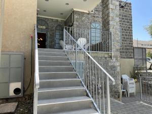 kilka schodów prowadzących do budynku w obiekcie Puy Villa Roca Tiberias w mieście Tyberiada