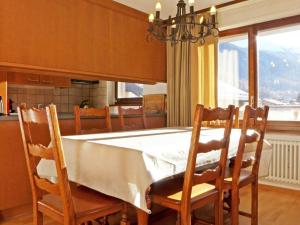 ein Esszimmer mit einem Tisch, Stühlen und einem Fenster in der Unterkunft Apartment Imperial-10 by Interhome in Zermatt