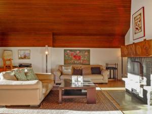 ein Wohnzimmer mit 2 Sofas und einem Couchtisch in der Unterkunft Apartment Imperial-10 by Interhome in Zermatt