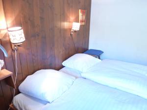 オヴロナにあるApartment Tourbillon A 27 by Interhomeのベッドルーム1室(白い枕2つ付)