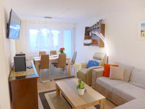 una sala de estar con un sofá y una mesa en Apartment Barzettes-Vacances 553 - Entrée N- 14 by Interhome, en Vermala
