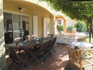 A restaurant or other place to eat at Holiday Home Villa Brigantin by Interhome