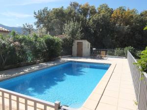 una piscina in un cortile con recinzione di Holiday Home Villa Brigantin by Interhome a Plage dʼArgelès