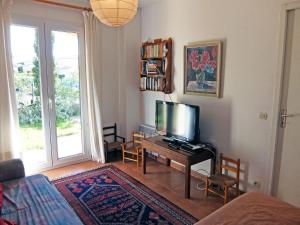 A television and/or entertainment centre at Holiday Home Villa Brigantin by Interhome