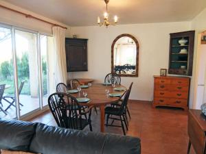 ein Esszimmer mit Tisch und Stühlen in der Unterkunft Holiday Home Villa Brigantin by Interhome in Plage dʼArgelès