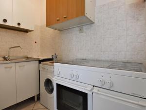 ロゾリーナ・マーレにあるApartment Casa Daniela-3 by Interhomeのキッチン(洗濯機、シンク付)