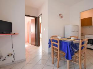 ロゾリーナ・マーレにあるApartment Casa Daniela-3 by Interhomeのキッチン(テーブル、青いテーブルクロス付)