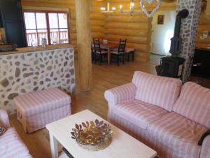 sala de estar con sofás y estufa de leña en Chalet Lazny by Interhome en Pohorsko