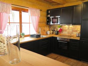 Kuchyňa alebo kuchynka v ubytovaní Chalet Lazny by Interhome + 14 fotografií