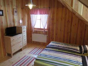 Posteľ alebo postele v izbe v ubytovaní Chalet Lazny by Interhome
