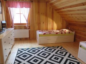 Posteľ alebo postele v izbe v ubytovaní Chalet Lazny by Interhome
