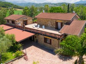 widok z góry na kamienny dom z czerwonymi dachami w obiekcie Villa Tenuta Valente by Interhome w mieście Giungano