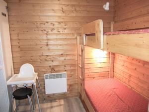 um quarto com um beliche, uma secretária e uma cadeira. em Apartment Le Villaret-8 by Interhome em Les Menuires