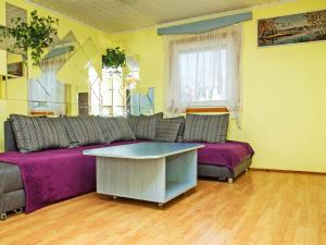 ein Wohnzimmer mit einem Sofa und einem Tisch in der Unterkunft Holiday Home Azzurro by Interhome in Balatonmáriafürdő