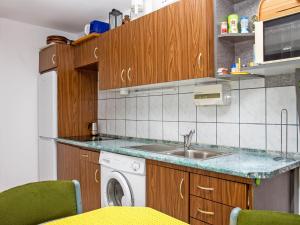cocina con fregadero y lavadora en Holiday Home Azzurro by Interhome en Balatonmáriafürdő