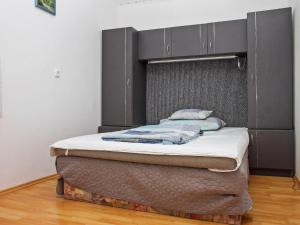 un letto posto sopra un materasso in una stanza di Holiday Home Azzurro by Interhome a Balatonmáriafürdő