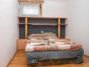 una camera da letto con un letto in una stanza di Holiday Home Azzurro by Interhome a Balatonmáriafürdő Altre 8 foto