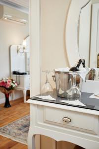 伊斯坦布尔玛塔拉奇考拉克酒店的白色梳妆台,上面有镜子