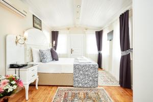 Schlafzimmer mit einem Bett, einem Schreibtisch und Fenstern in der Unterkunft Mataraci Konak in Istanbul