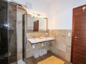 Vannituba majutusasutuses Apartment Tyrol-2 by Interhome