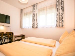 מיטה או מיטות בחדר ב-Apartment Hochjoch by Interhome