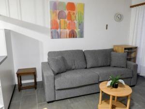 אזור ישיבה ב-Apartment Chalet Almis-Bödeli-2 by Interhome