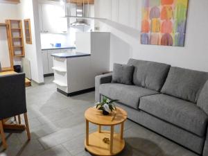 Nhà bếp/bếp nhỏ tại Apartment Chalet Almis-Bödeli-2 by Interhome