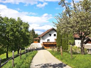 eine Straße, die zu einem weißen Haus mit einem Zaun führt in der Unterkunft Holiday Home Berg by Interhome in Obermieger