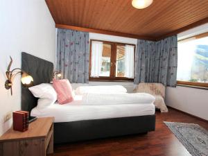 Voodi või voodid majutusasutuse Apartment Tyrol-1 by Interhome toas
