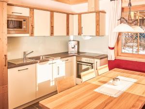 Kuchyň nebo kuchyňský kout v ubytování Chalet Glockner-1 by Interhome