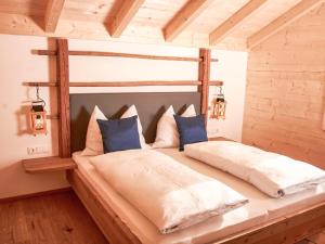 Postel nebo postele na pokoji v ubytování Chalet Glockner-1 by Interhome