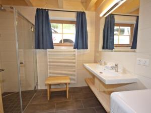 Koupelna v ubytování Chalet Glockner-1 by Interhome