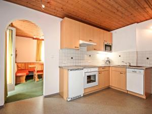 NiederhofにあるApartment Sailer by Interhomeのキッチン(白い家電製品付)、ダイニングルーム